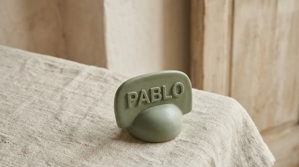 Detalle de boda artesanal personalizado con nombre frente a uno industrial