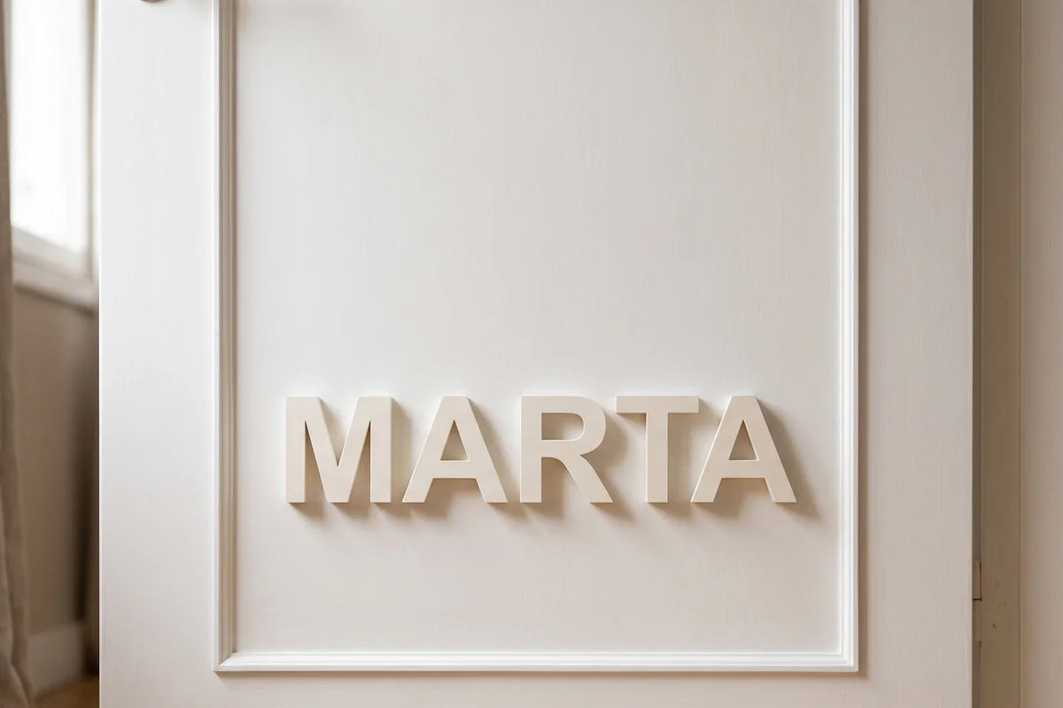 Nombre en letras de PLA mate colocado en la puerta de una habitación infantil