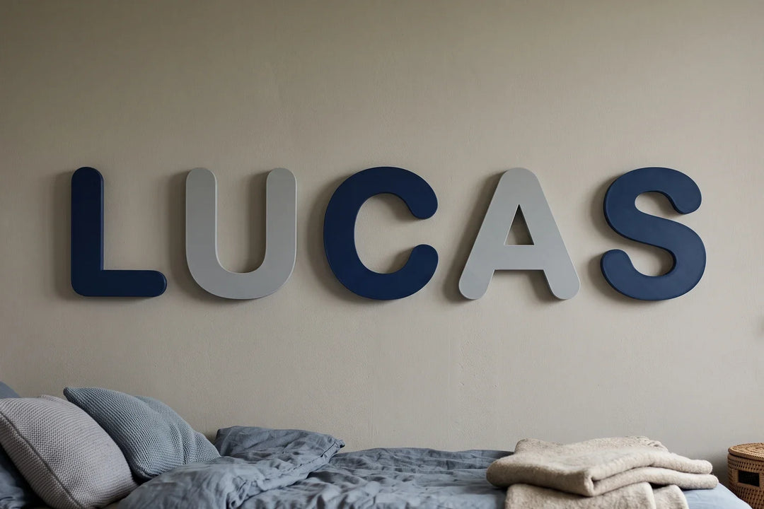 Nombre de niño en letras de PLA mate en la pared de una habitación con temática infantil
