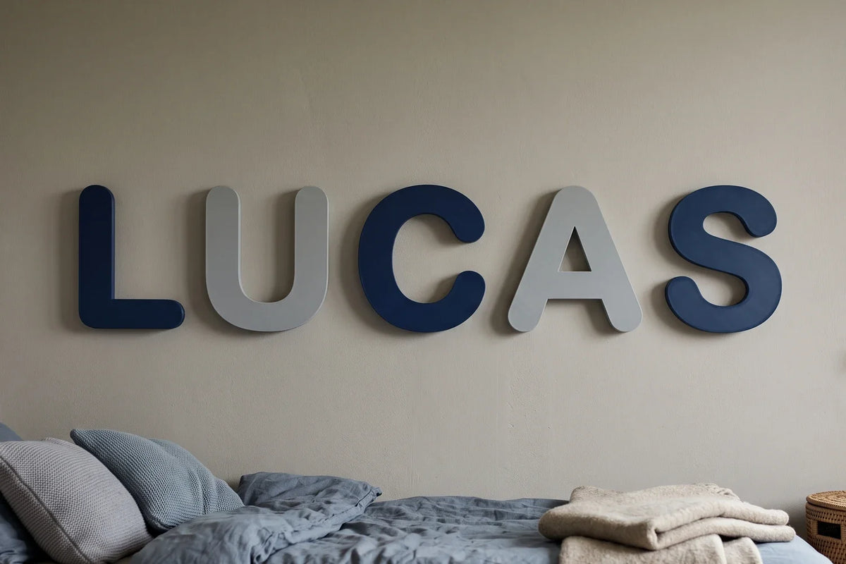 Nombre de niño en letras de PLA mate en la pared de una habitación con temática infantil
