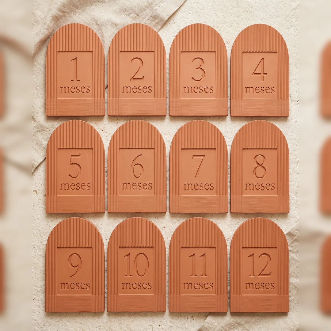 Set completo de tarjetas de cumplemeses en forma de arco con los doce meses en color terracota