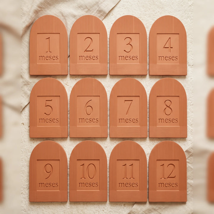 Set completo de tarjetas de cumplemeses en forma de arco con los doce meses en color terracota