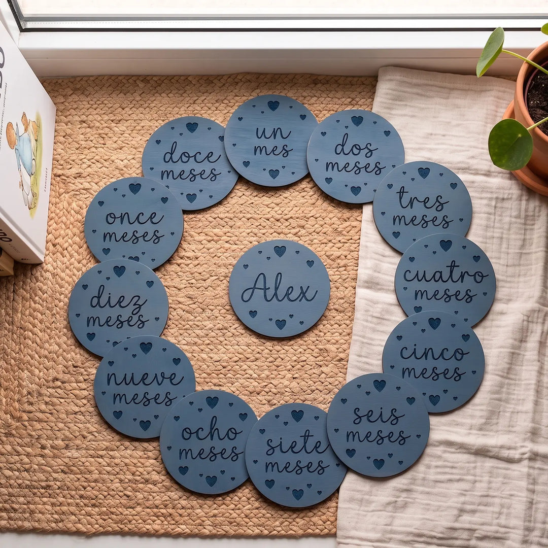 Cumplemés de bebé personalizado con nombre y corazones