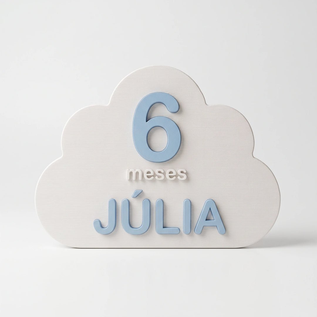 Tarjeta de cumple mes de bebé con forma de nube, número 6 celeste y nombre Júlia sobre fondo blanco