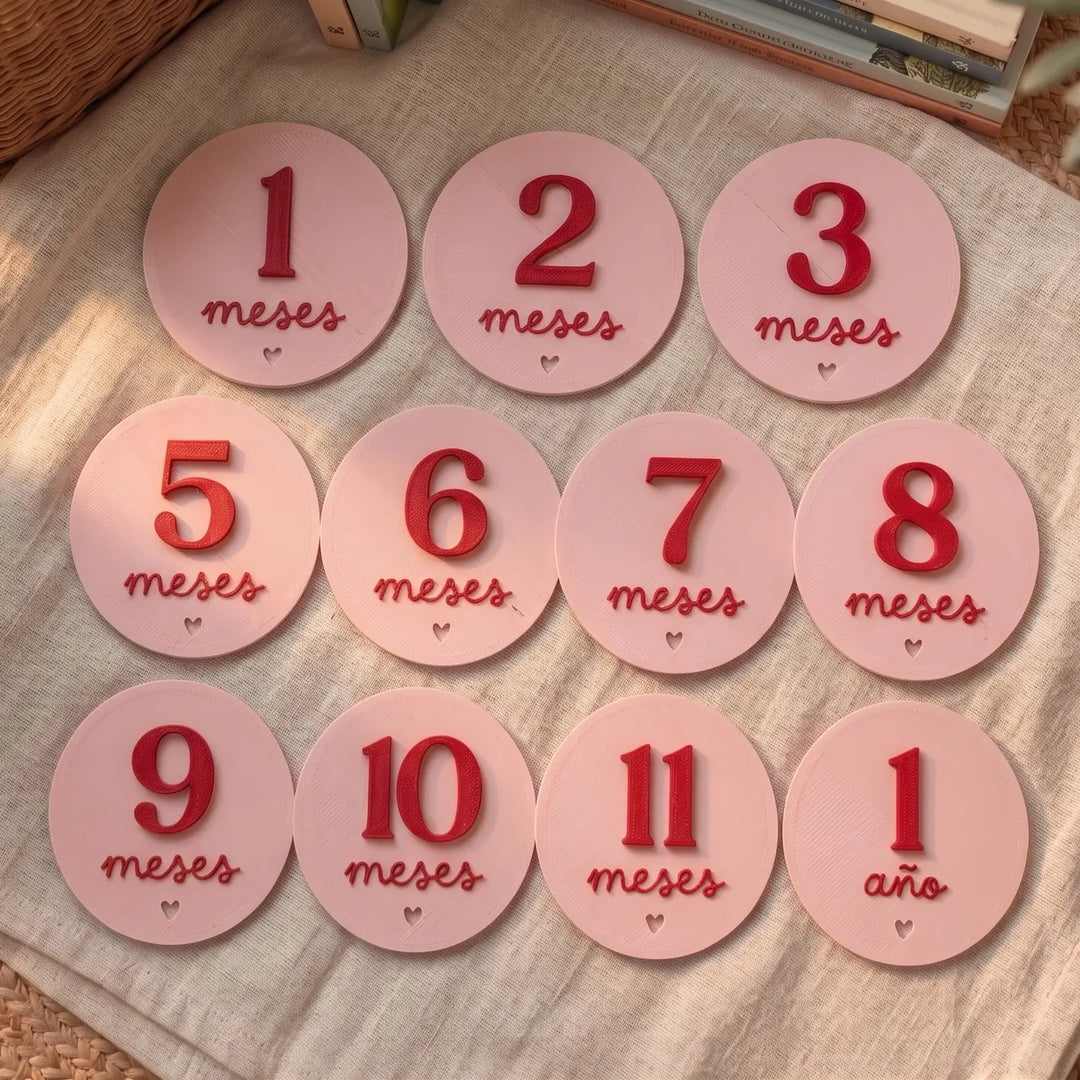 Doce tarjetas redondas de cumplemés combinando el color de la placa con el del número en relieve