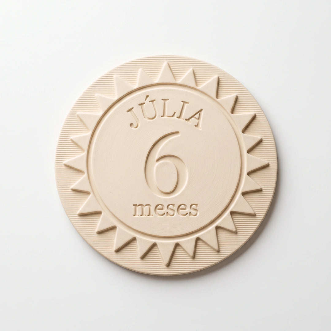 Tarjeta de cumplemes con forma de sol, el número 6 en relieve y el nombre Júlia en arco sobre fondo blanco