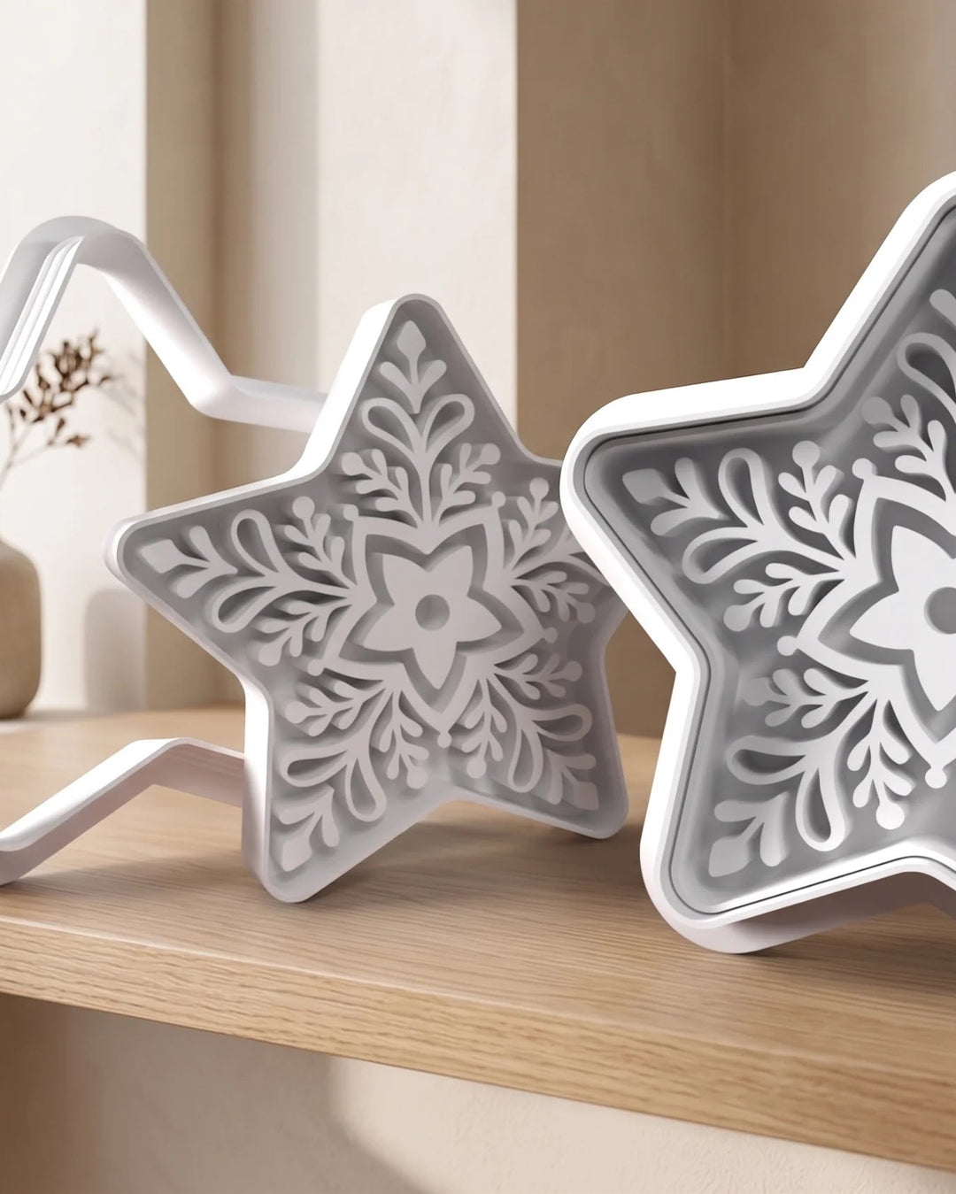 Cortador de galletas con forma de estrella navideña y relieve detallado.