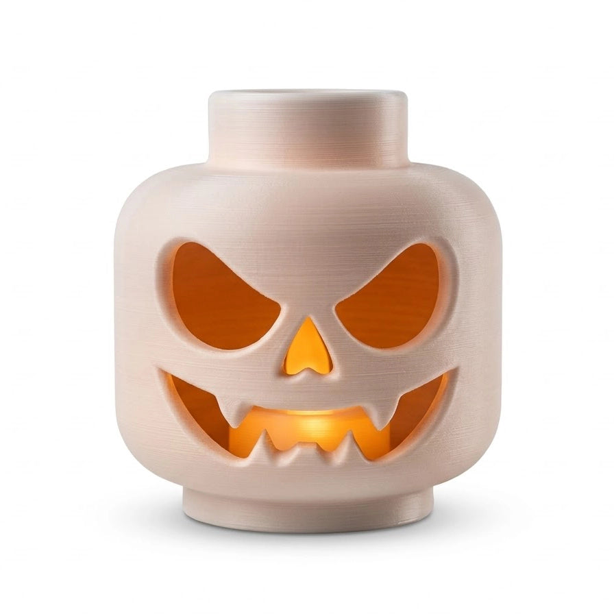 Composición decorativa de Halloween con lámpara brick encendida en un ambiente de diseño con calabazas y murciélagos.