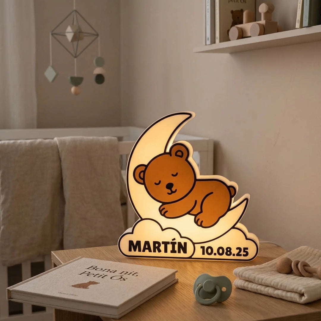 Lámpara infantil personalizada con nombre y fecha, diseño de oso durmiendo en la luna en polímero técnico blanco.