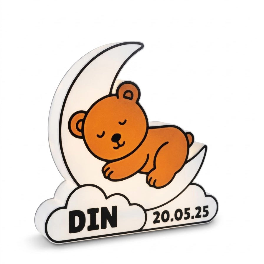 Lámpara de oso en la luna iluminada con luz cálida en una mesita de noche de un dormitorio infantil de diseño.