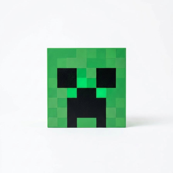 Lámpara de cubo verde iluminando un escritorio tecnológico moderno con estética de bloques y luces de acento.