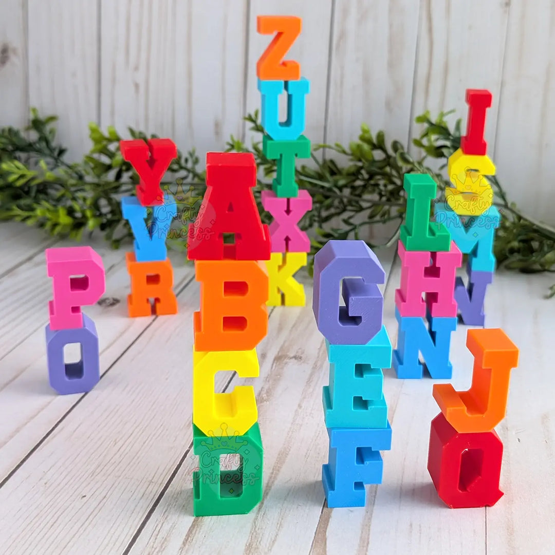 Letras personalizables apiladas verticalmente demostrando equilibrio y estabilidad estructural.