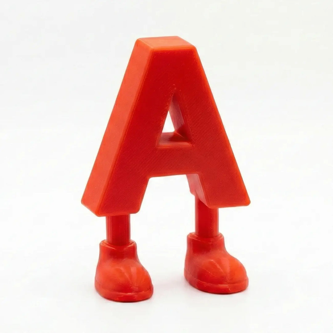 Conjunto de letras A, B, C y D de colores con pies, alineadas para composición de nombres infantiles.