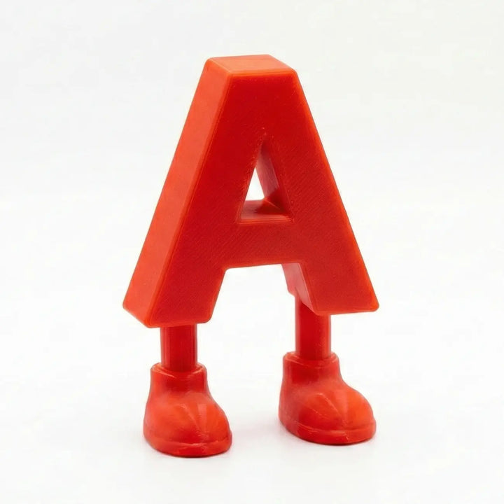 Conjunto de letras A, B, C y D de colores con pies, alineadas para composición de nombres infantiles.