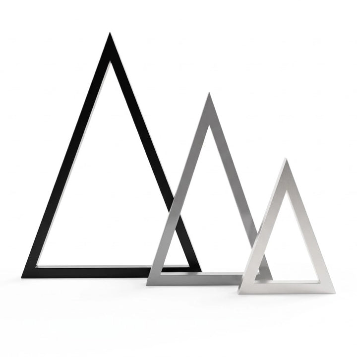 Detalle de la micro-textura técnica y acabado mate de la escultura triangular navideña de alta precisión.