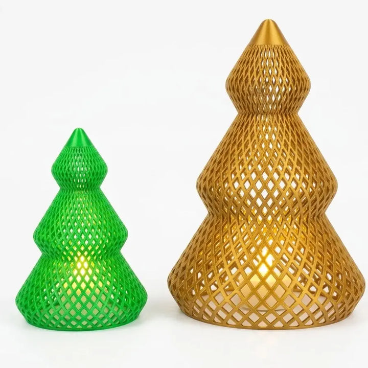 Árboles entrelazados iluminados con velas LED en un ambiente decorativo navideño junto a un abeto clásico.