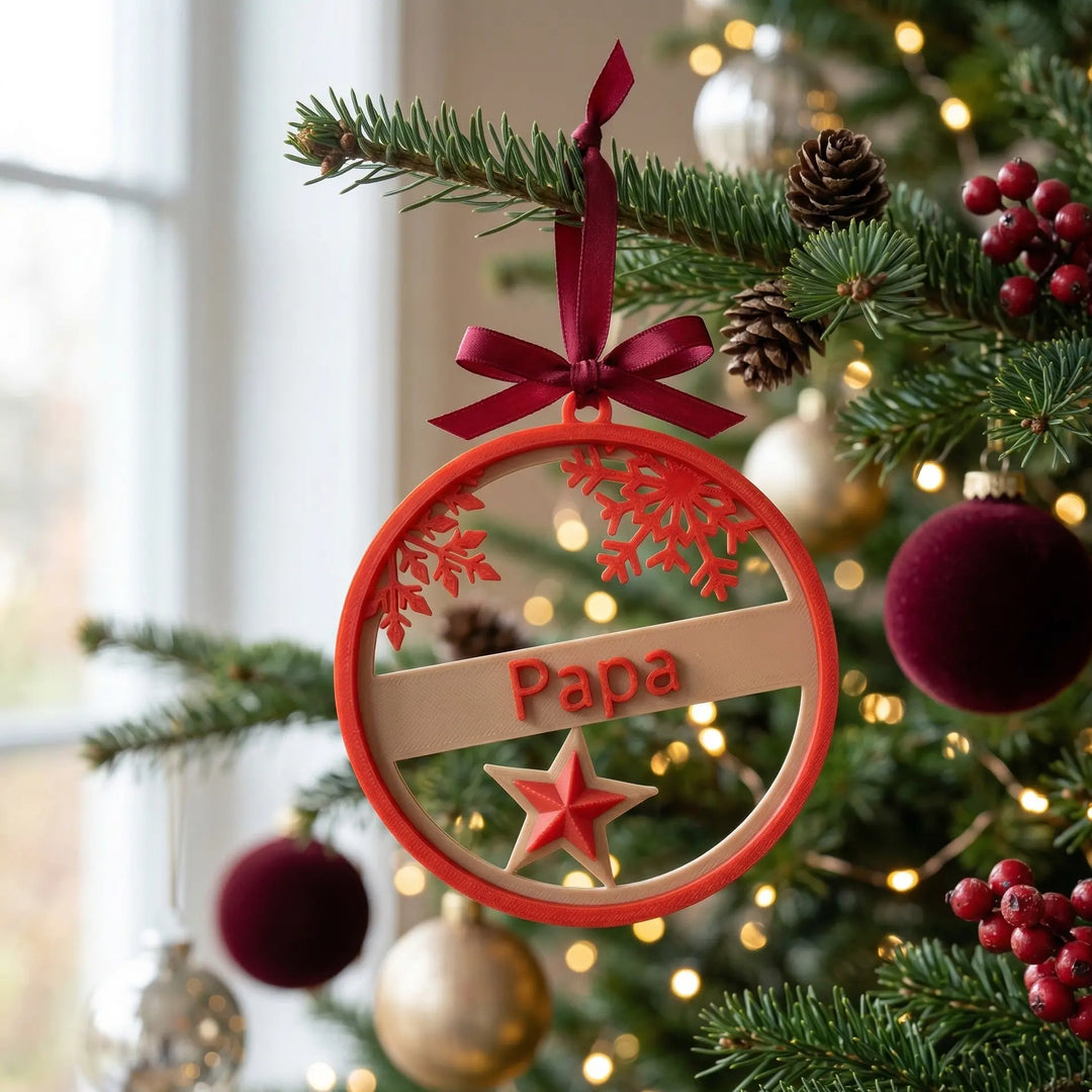 Bola de Navidad ornamental personalizada con el nombre Papa en relieve rojo y detalles de copos y estrella 3D.