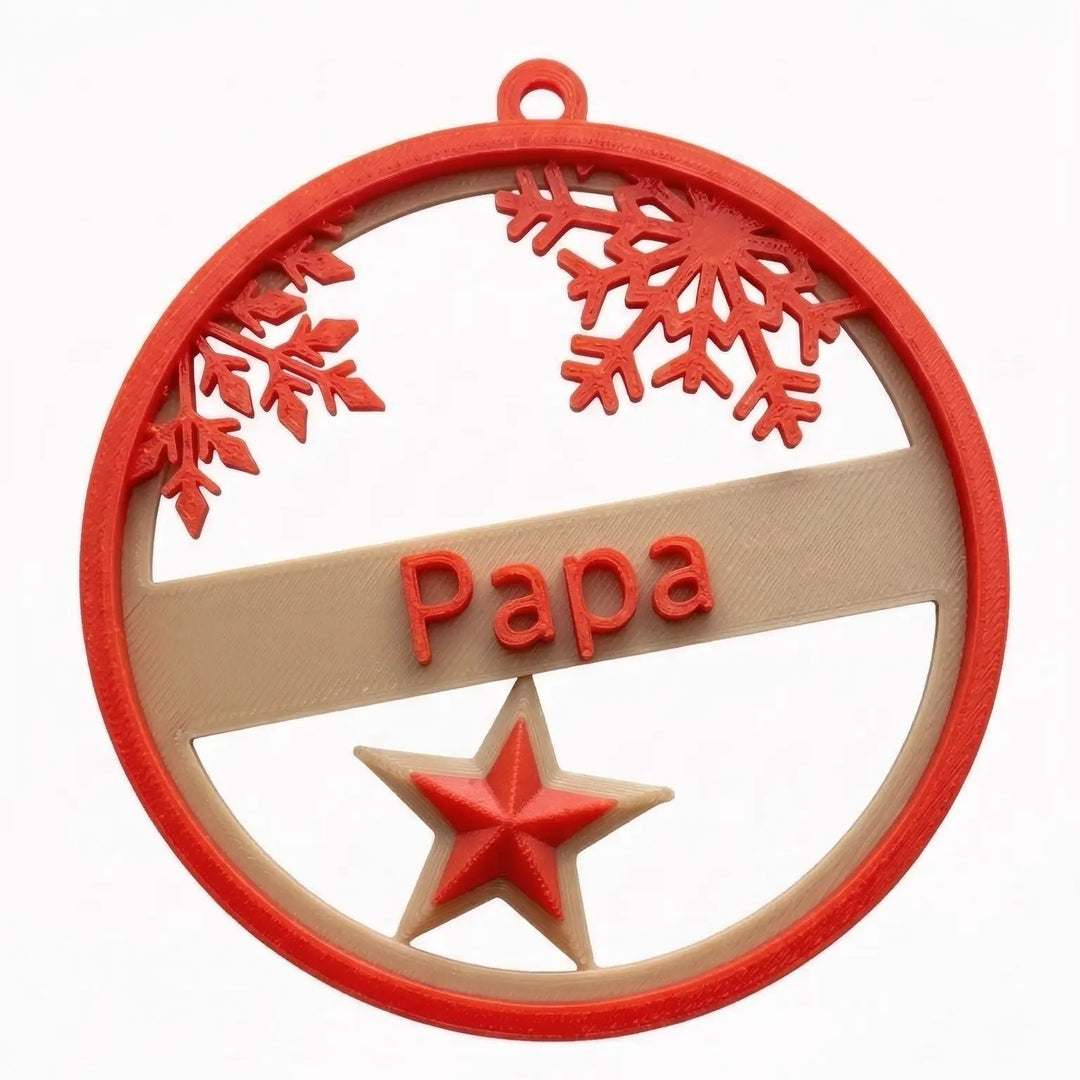 Adorno navideño personalizado colgado en un árbol con lazo rojo mostrando la precisión de la estructura multicapa.