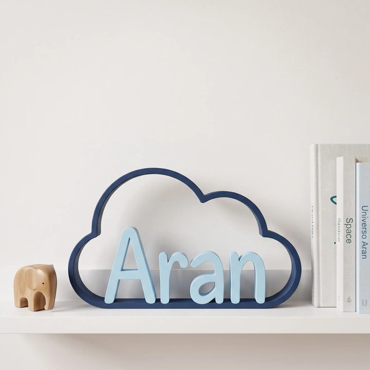 Nube decorativa personalizada en terracota con el nombre Olivia en letra caligráfica color blanco hueso