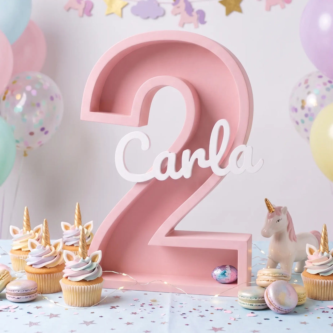 Número 2 decorativo en rosa con el nombre Carla en letra caligráfica blanca