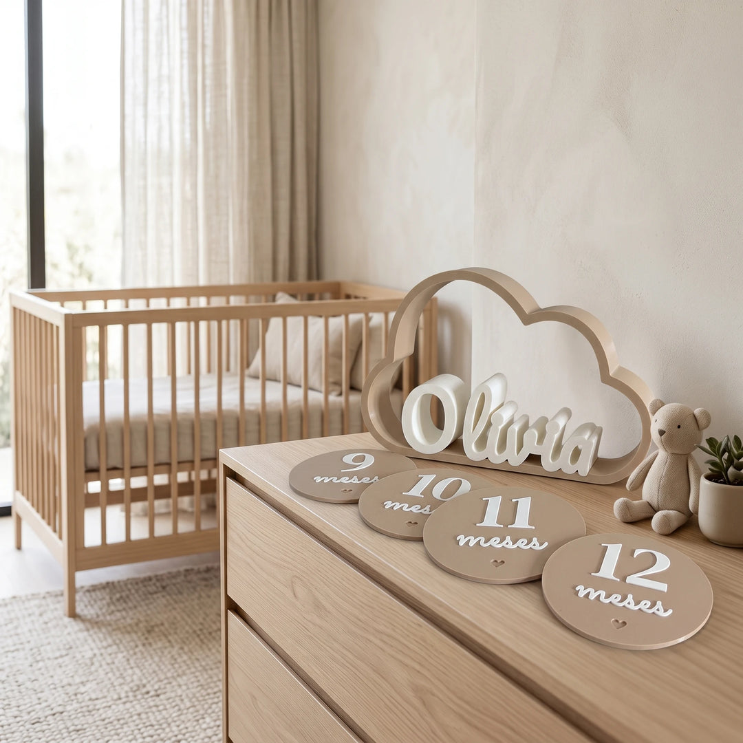 Nube decorativa con nombre personalizado para habitación de bebé