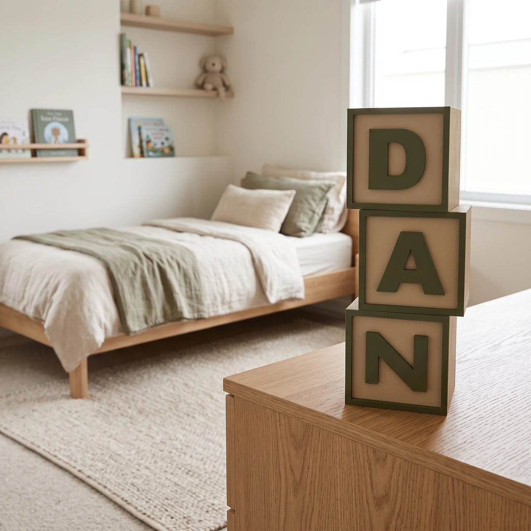 Letras decorativas en cubo con inicial en relieve, 6 alturas