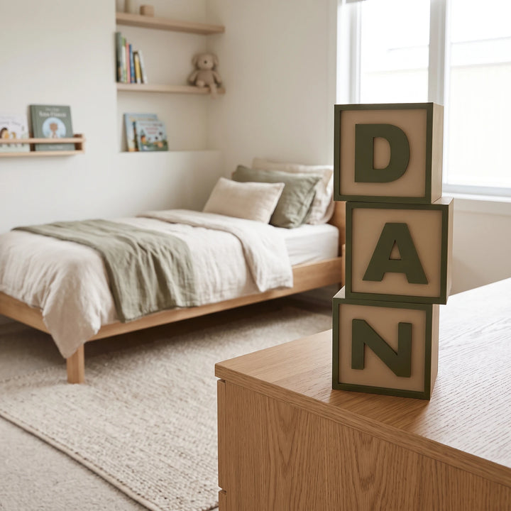 Letras decorativas en cubo con inicial en relieve, 6 alturas