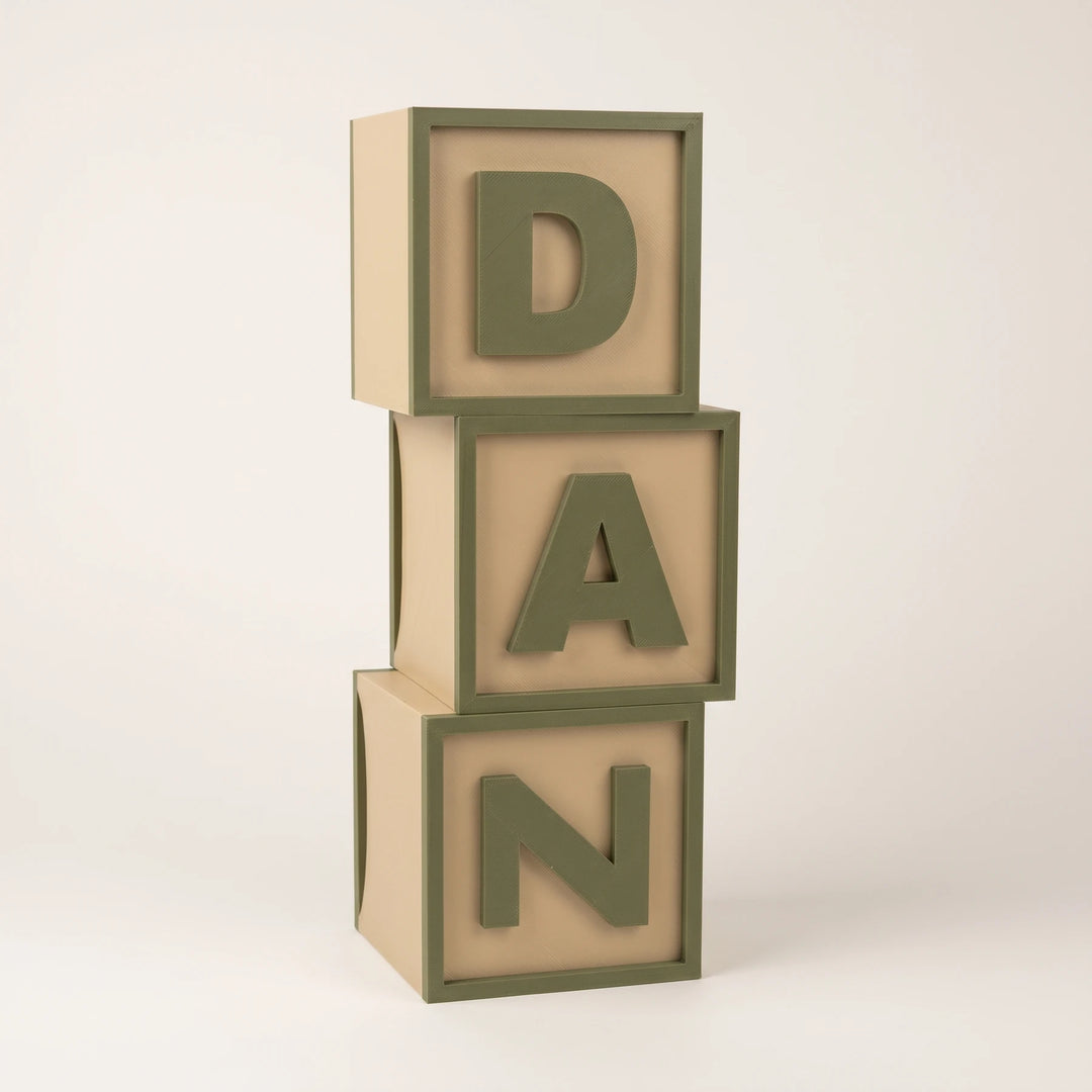 Letras decorativas en cubo con inicial en relieve, 6 alturas