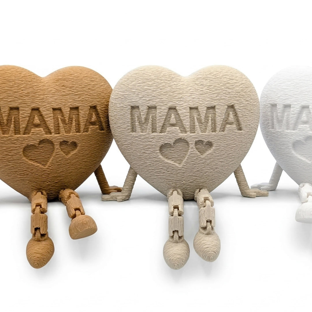 Detalle de la textura estriada de precisión y grabado frontal MAMA en escultura de corazón de alta densidad.