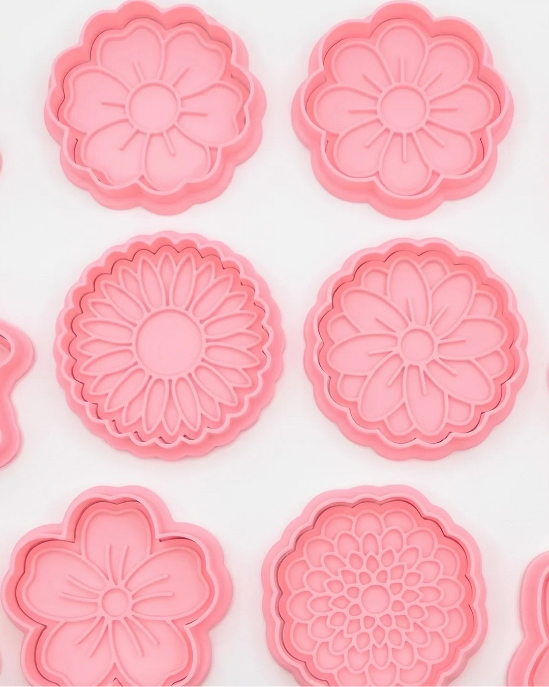 Cortadores de galletas de flores en color rosa, con sello de pétalos en relieve.