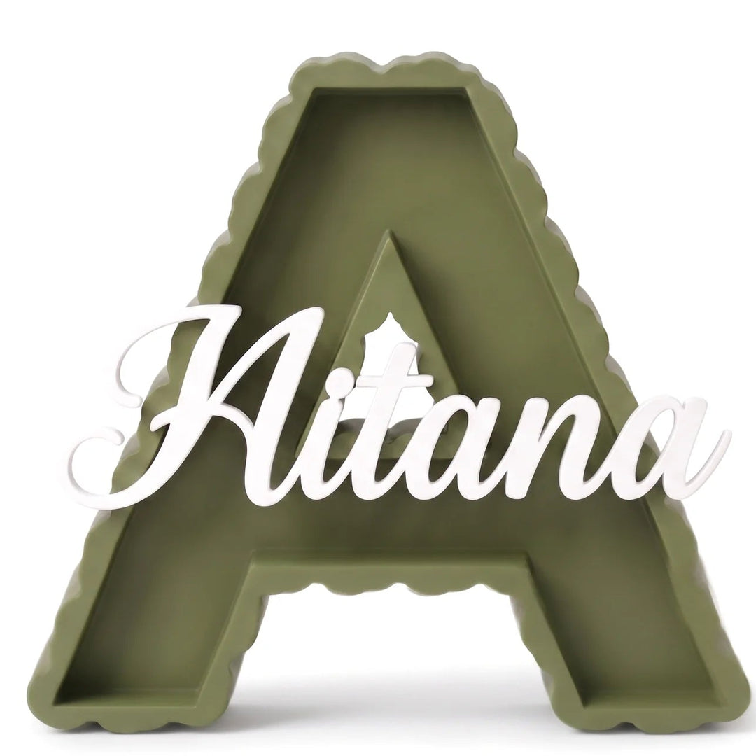 Letra A personalizada en verde oliva con el nombre Aitana en caligrafía blanca