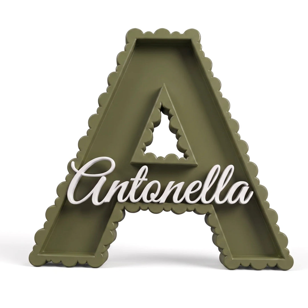 Letra A personalizada 3D con borde de cuentas en verde oliva y el nombre Antonella en caligrafía blanca