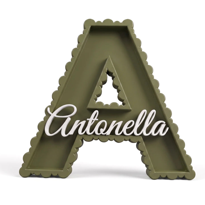 Letra A personalizada 3D con borde de cuentas en verde oliva y el nombre Antonella en caligrafía blanca