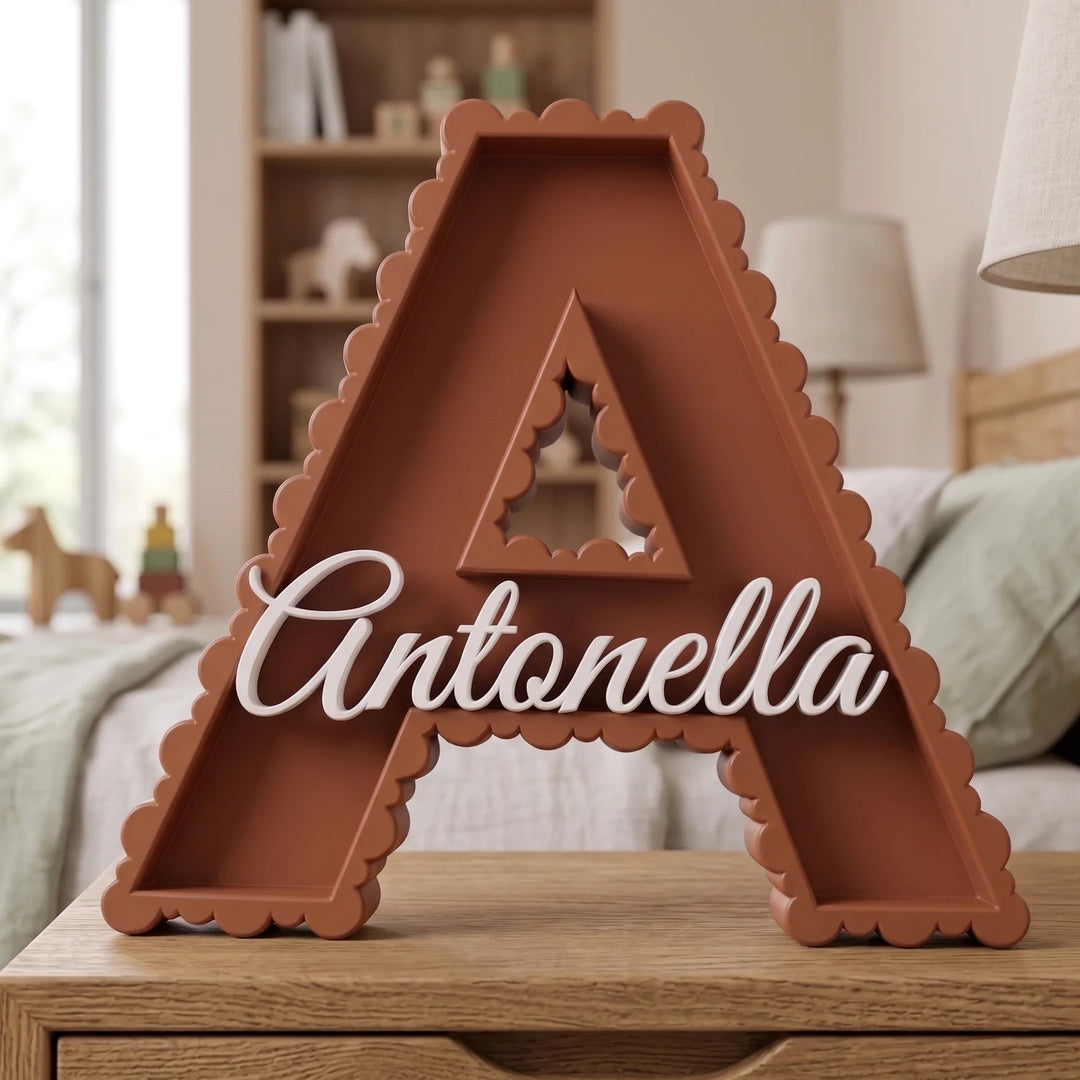 Letra A en terracota con el nombre Antonella sobre una mesita junto a la cama de un dormitorio infantil