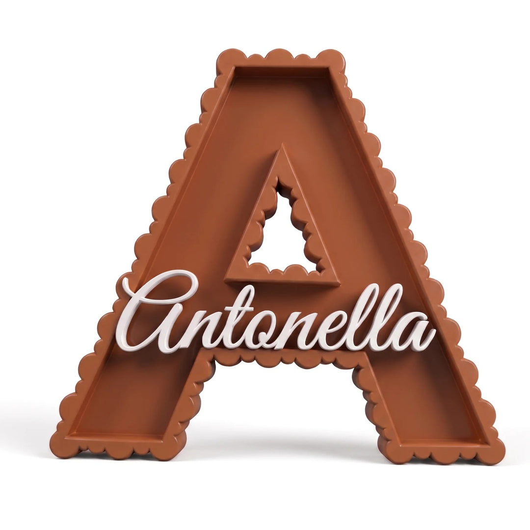 Letra A decorativa de contorno perlado en terracota con el nombre Antonella en caligrafía blanca