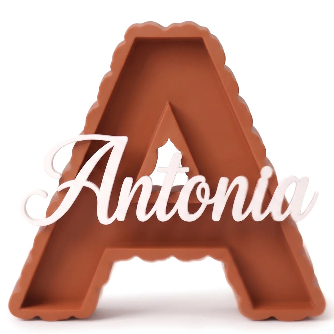 Letra A personalizada 3D de borde en gotas en terracota con el nombre Antonia en caligrafía