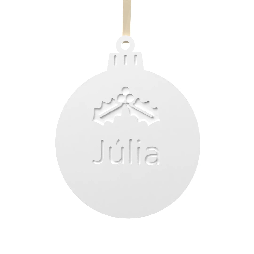 Bola de Navidad Acebo personalizada en blanco con acebo y nombre grabados tono sobre tono, fondo blanco