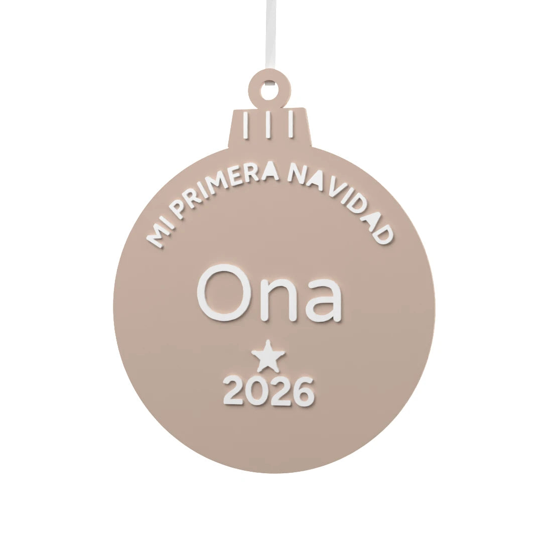 Bola de Navidad Mi Primera Navidad personalizada con lema en arco, nombre, estrella y año en blanco sobre arena del desierto