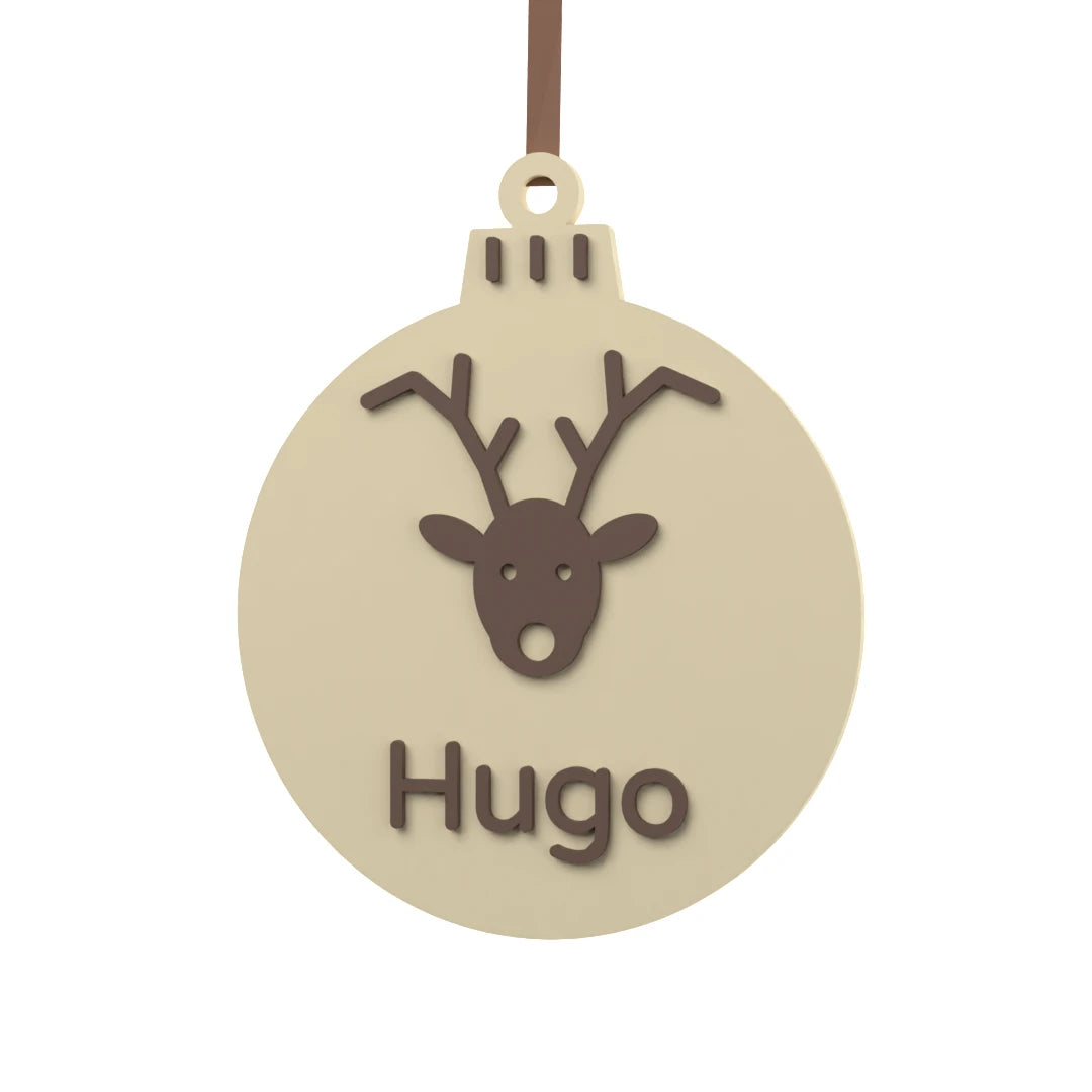 Bola de Navidad Reno personalizada con cabeza de reno y nombre en relieve chocolate oscuro sobre blanco hueso, fondo blanco