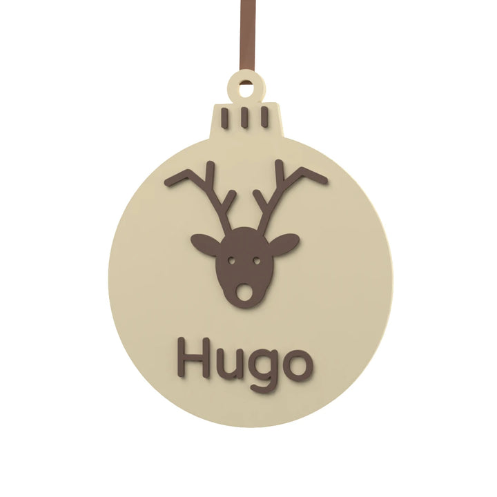 Bola de Navidad Reno personalizada con cabeza de reno y nombre en relieve chocolate oscuro sobre blanco hueso, fondo blanco