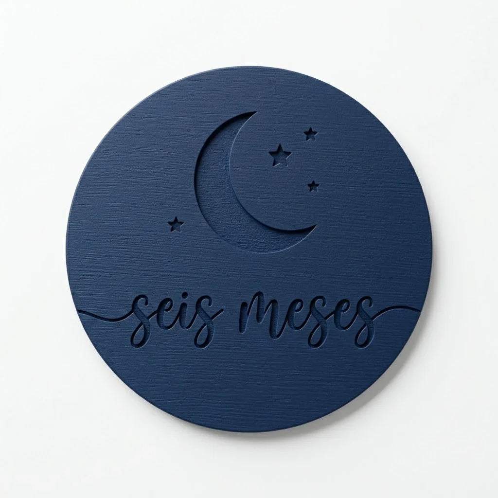 Tarjeta de cumplemés Fases de Luna con el texto seis meses, sobre fondo blanco