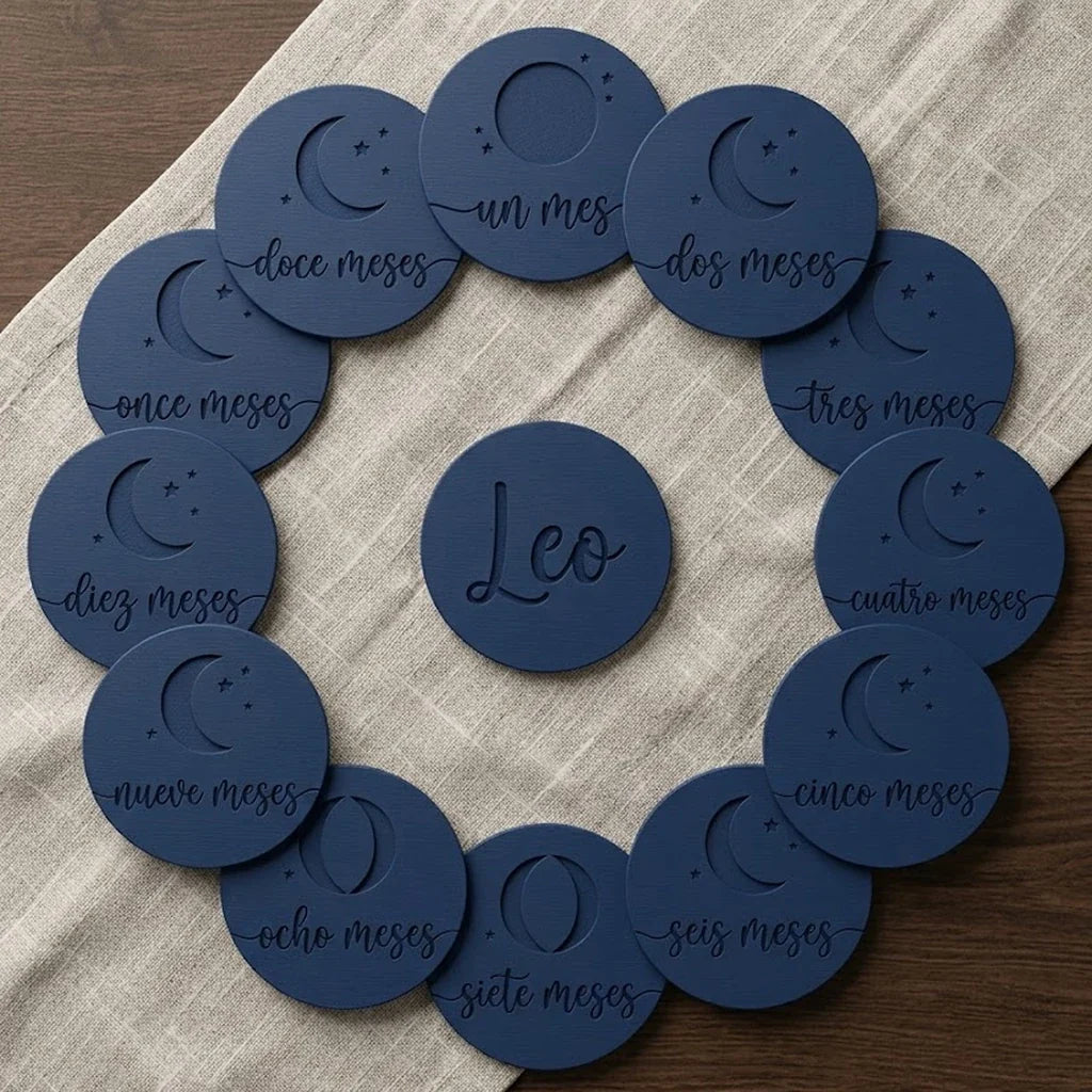 Set de trece tarjetas de cumplemés con las doce fases de la luna en corona