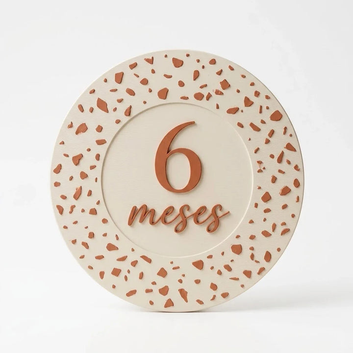 Tarjeta de cumplemés Terrazo con el número seis en relieve, sobre fondo blanco