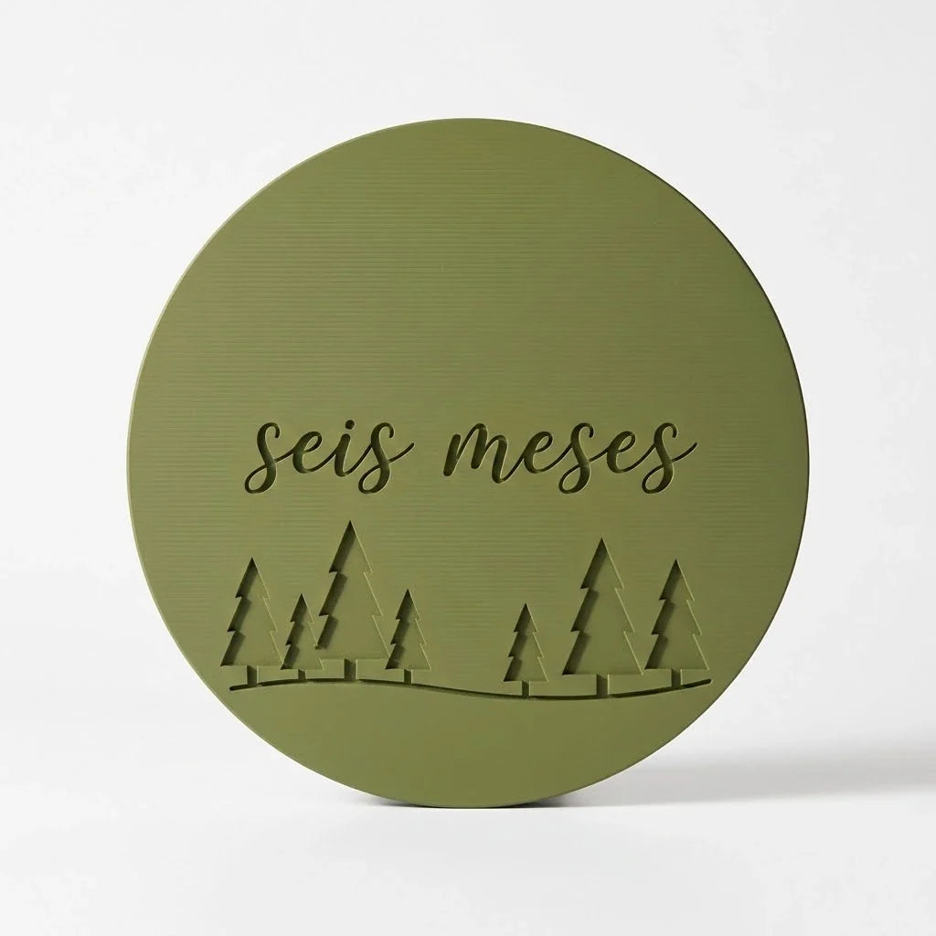 Tarjeta de cumplemés Bosque con el texto seis meses grabado, sobre fondo blanco