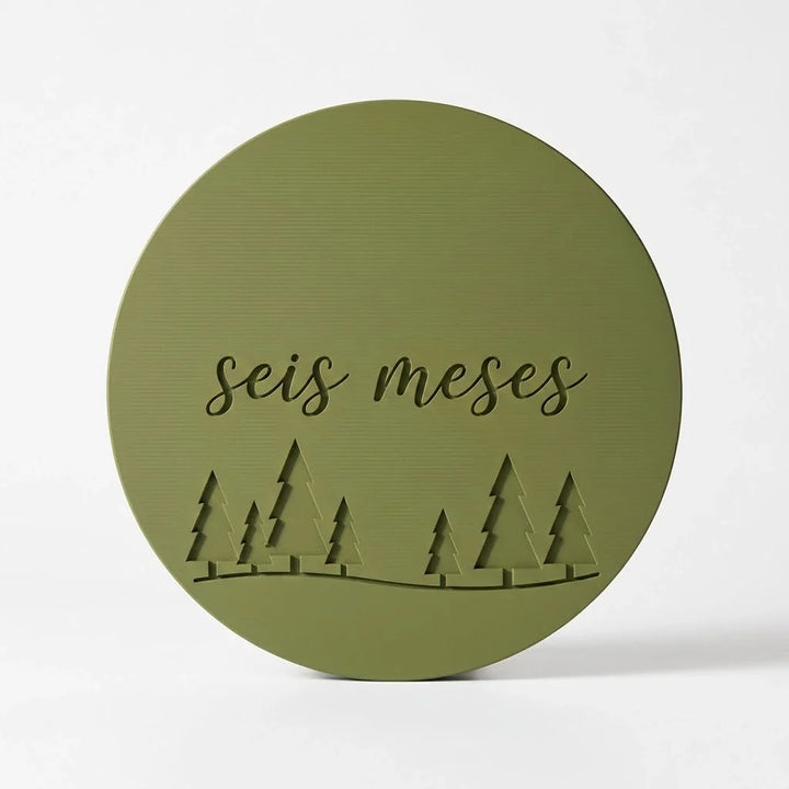Tarjeta de cumplemés Bosque con el texto seis meses grabado, sobre fondo blanco