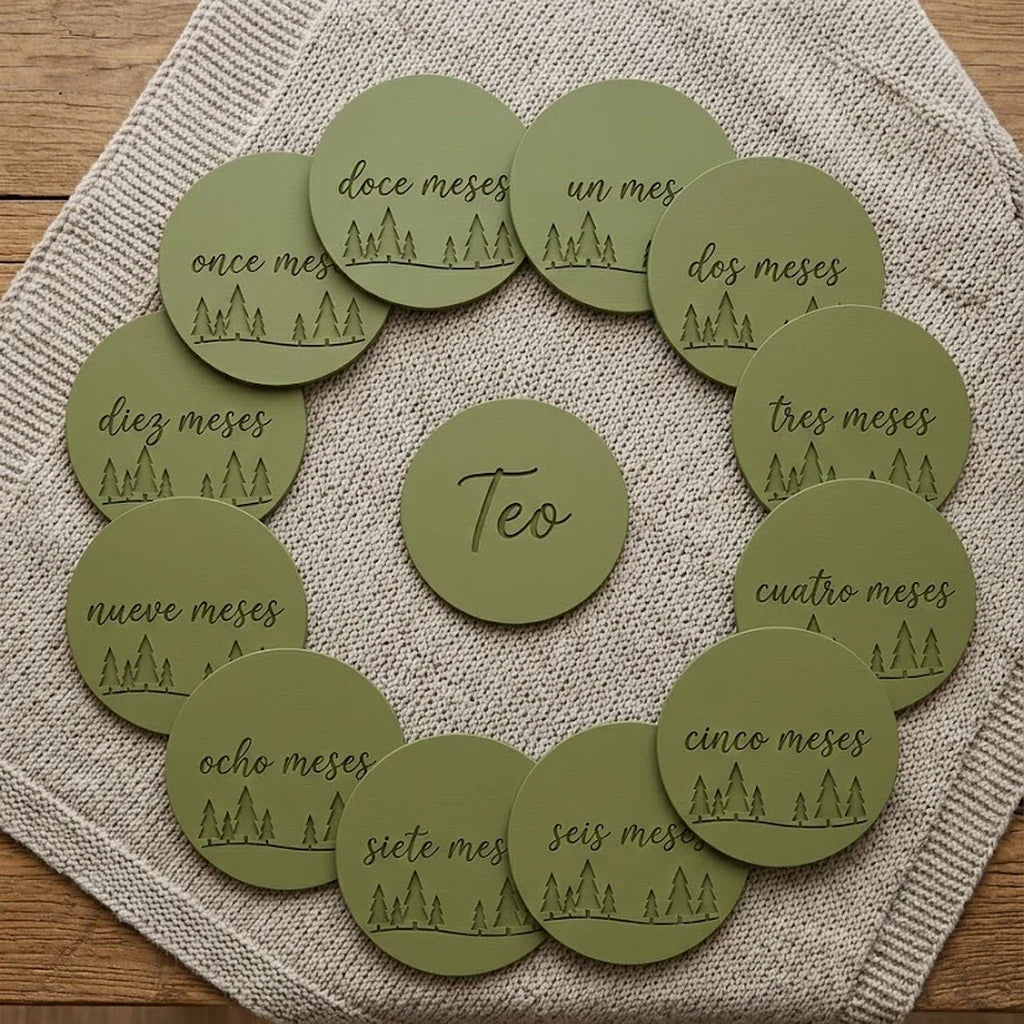 Set de trece tarjetas de cumplemés Bosque dispuestas en corona