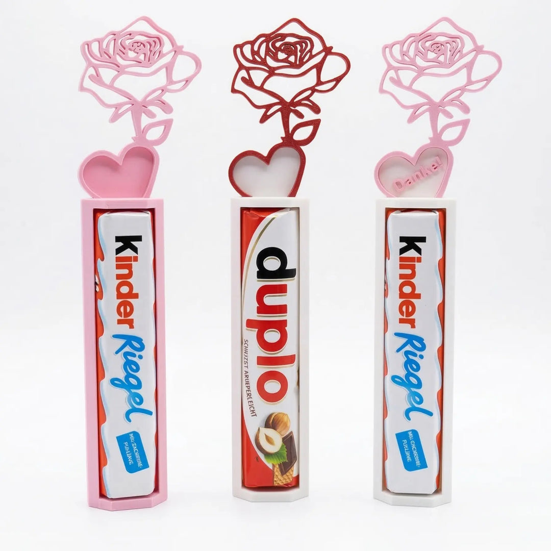 Primer plano de la rosa calada y corazón con grabado personalizado demostrando la precisión del polímero satinado