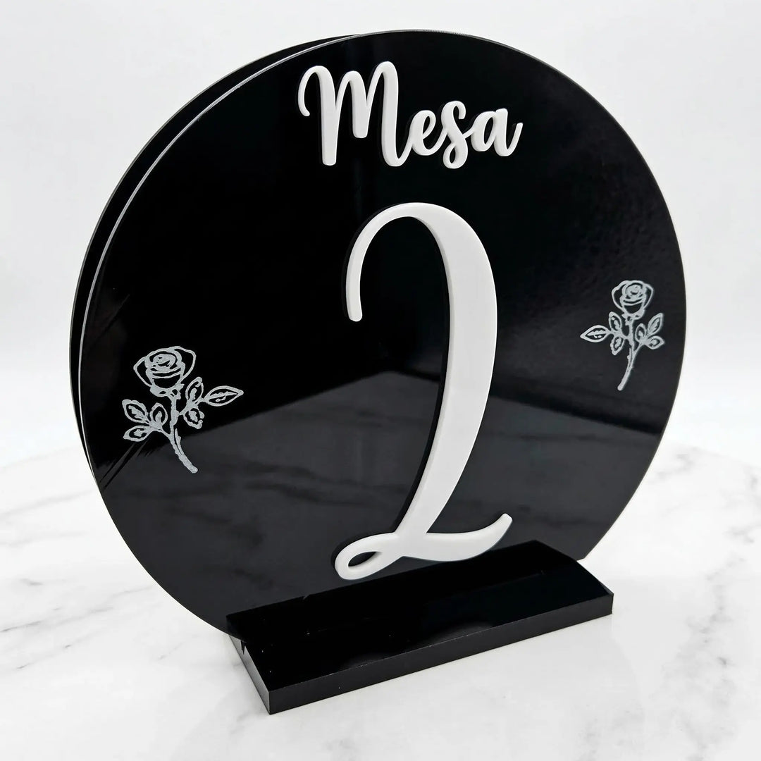 Primer plano del relieve tipográfico blanco y detalle de rosa sobre superficie negra de polímero técnico