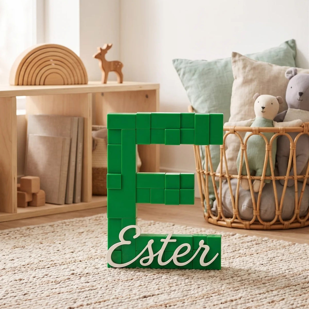 Letra E pixel verde con el nombre Ester apoyada sobre una alfombra de fibra natural