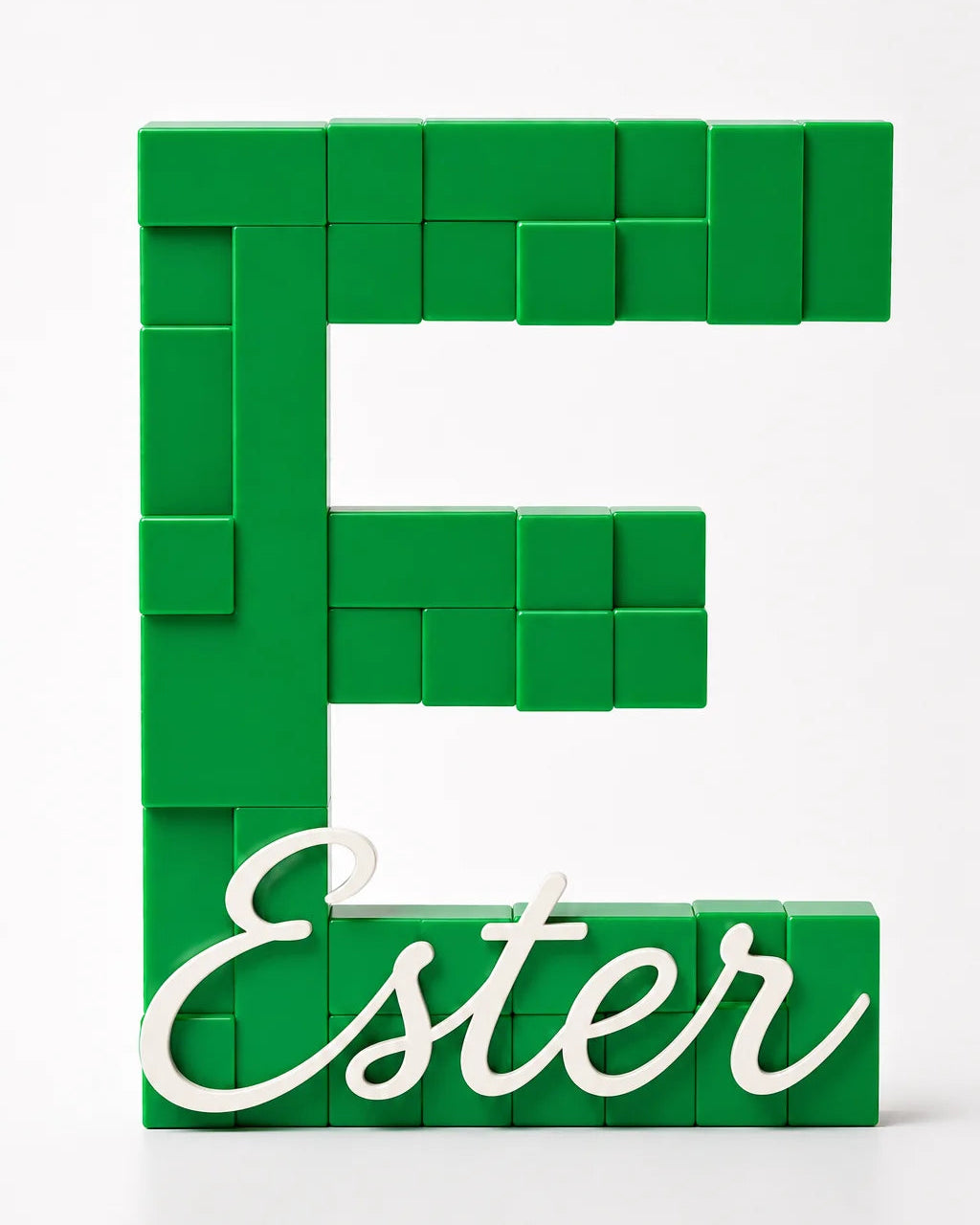 Letra E personalizada 3D de bloques pixel en verde hierba con el nombre Ester en caligrafía
